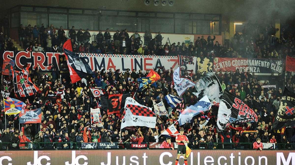 Cosenza, i tifosi rossoblù gli unici in piedi 