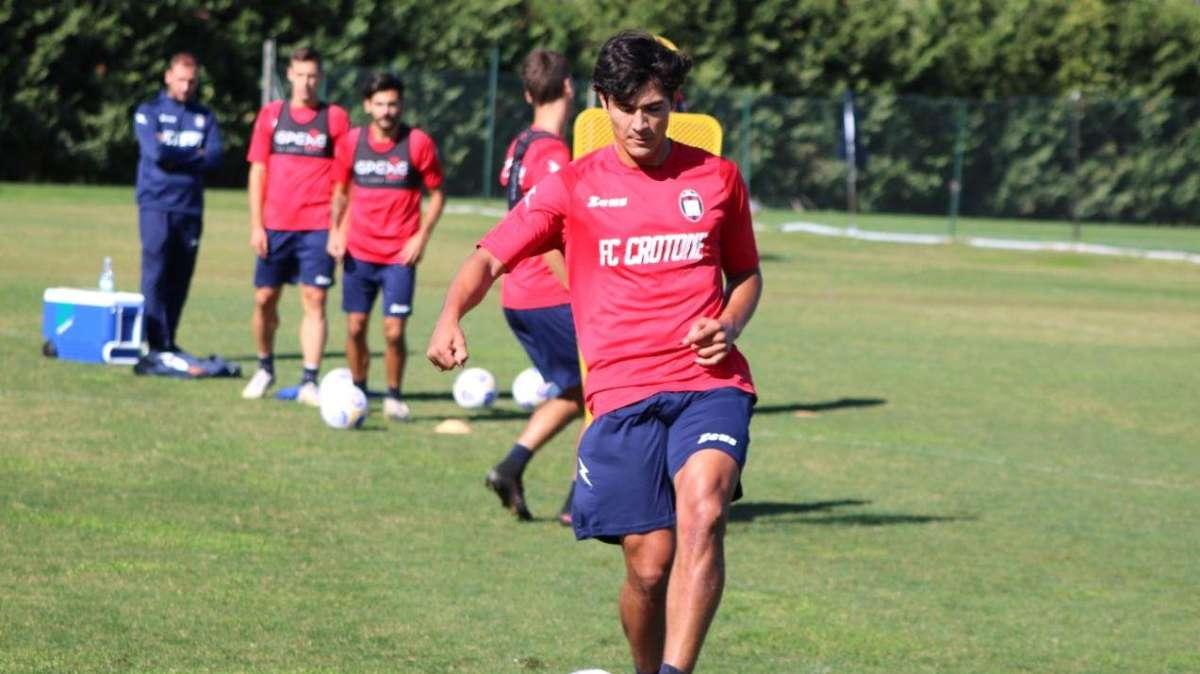 Crotone:  il Bologna su Rojas, ma i pitagorici resistono