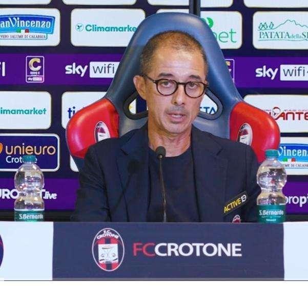 Crotone, Longo: “Dispiace, ma i ragazzi meritano solo applausi”