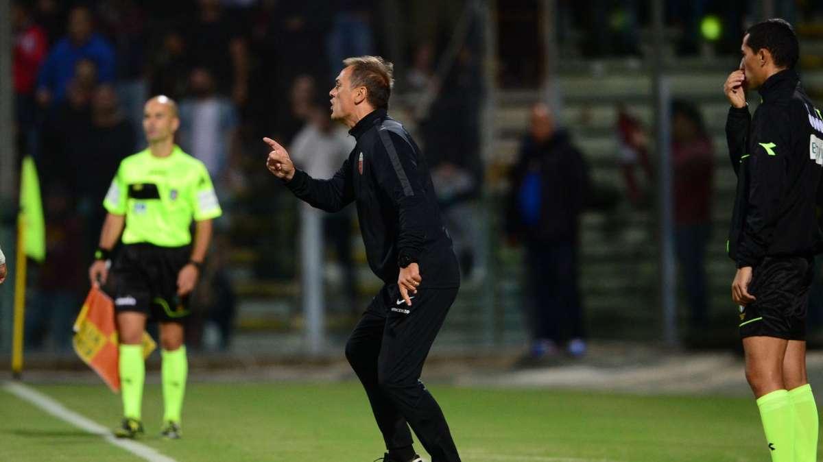 Catanzaro, Vivarini dopo la vittoria nel primo round del playoff contro il Monopoli: “Risultato meritato; adesso pensiamo a fare ancora meglio nella gara di ritorno”