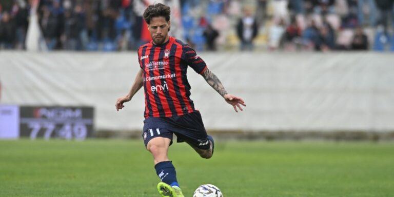 Cosenza, pressing su un giocatore del Crotone: il punto