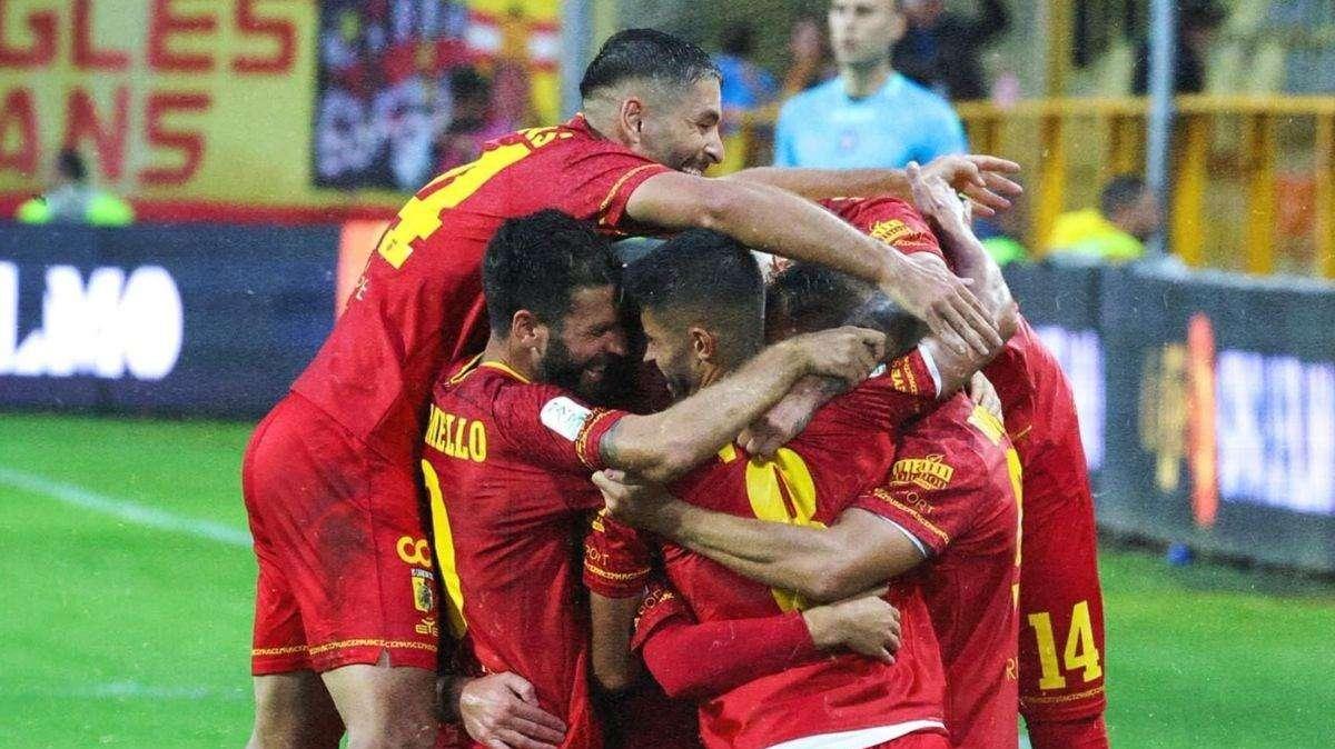 Il Catanzaro asfalta la Feralpi e vola sempre più in alto