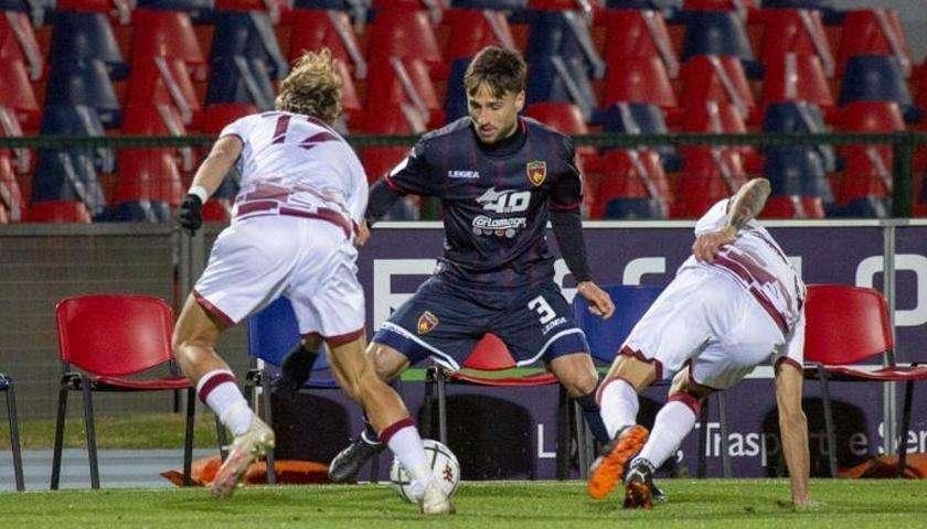 TOP&FLOP di Cosenza-Reggina: Folorunsho e Bahlouli in cattedra, Menèz fa e disfa; Legittimo e Di Chiara da rivedere