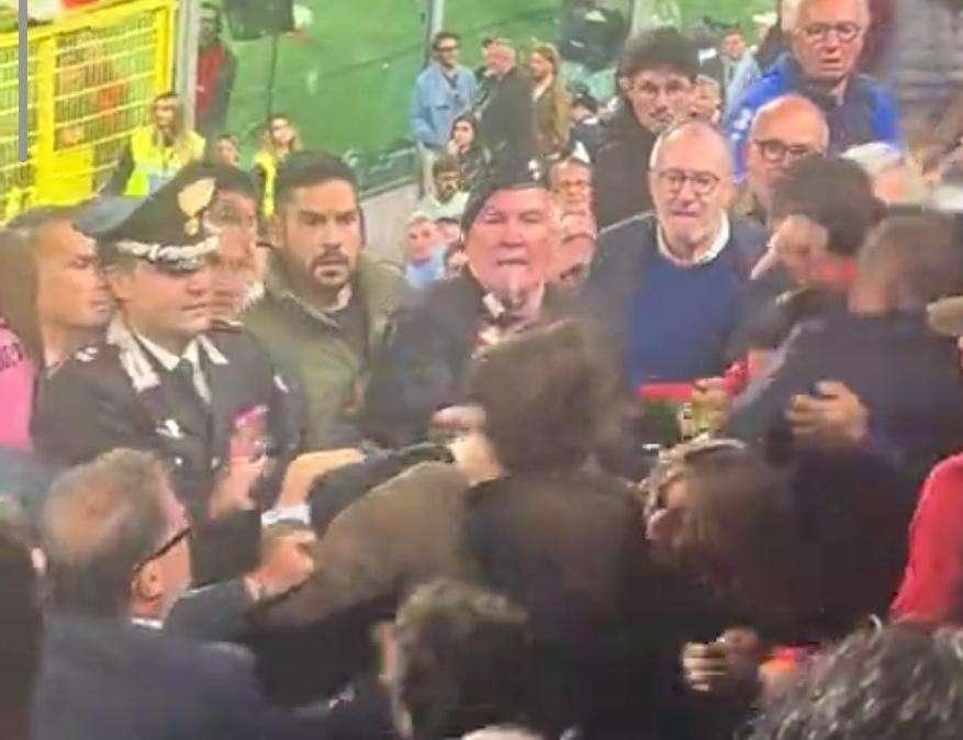 Rissa in tribuna durante Palermo-Catanzaro: otto Daspo