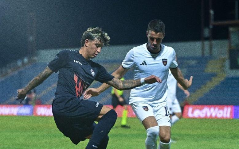 Achour e Pozzi firmano il derby: il Cosenza batte 2-0 il Crotone e passa il turno