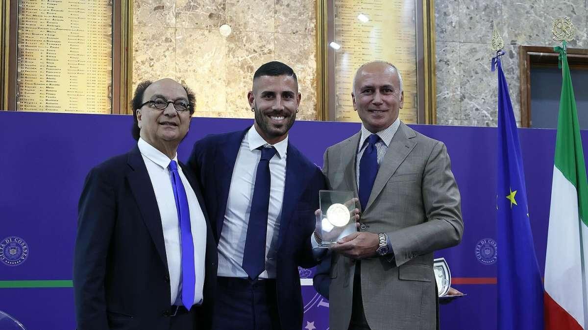 Tutino riceve il Sigillo della città e annuncia: ''Il Cosenza è la mia priorità''