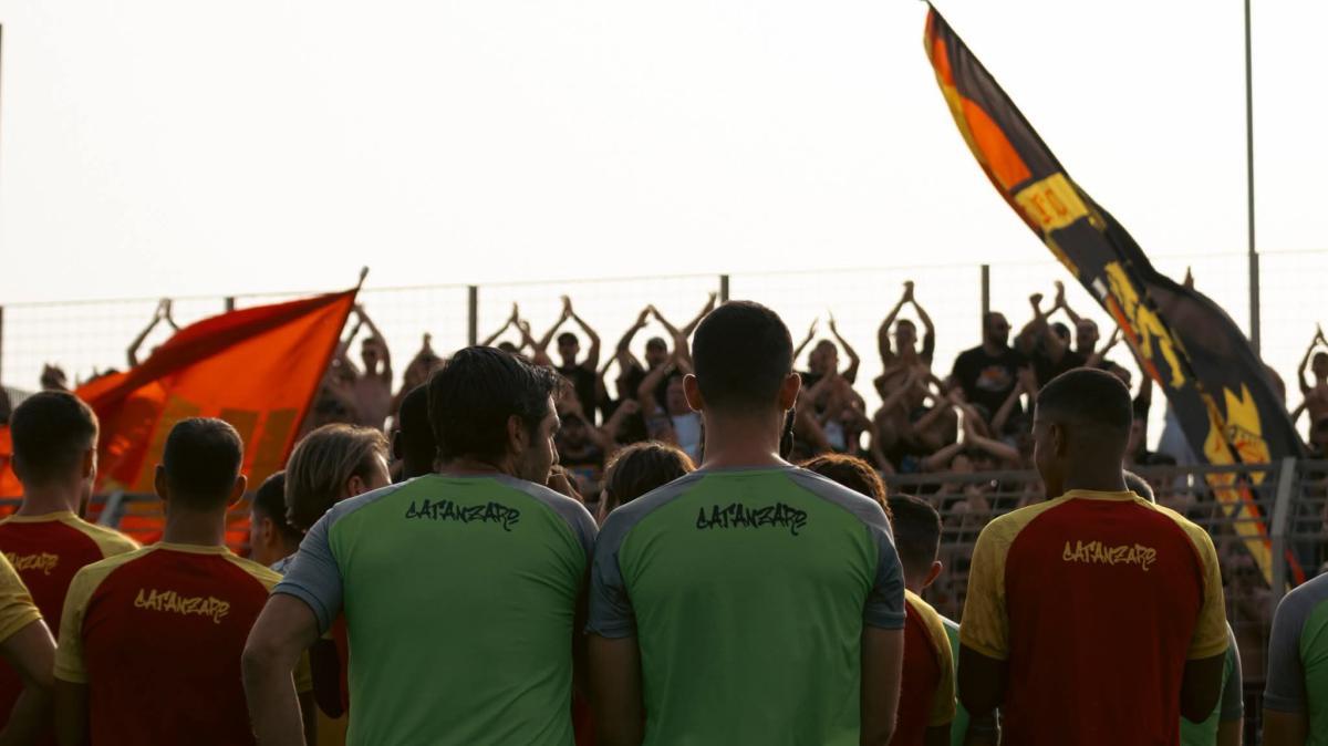 Catanzaro, 700 tifosi a Giovino: entusiasmo e sostegno alla squadra verso il Pisa