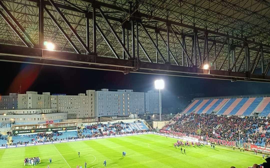 Verna risponde a Mogos. è 1-1 tra Crotone e Catanzaro