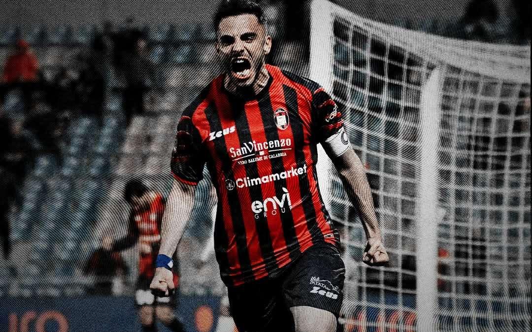 Gomez trascina il Crotone: doppietta e 2-0 alla Cavese