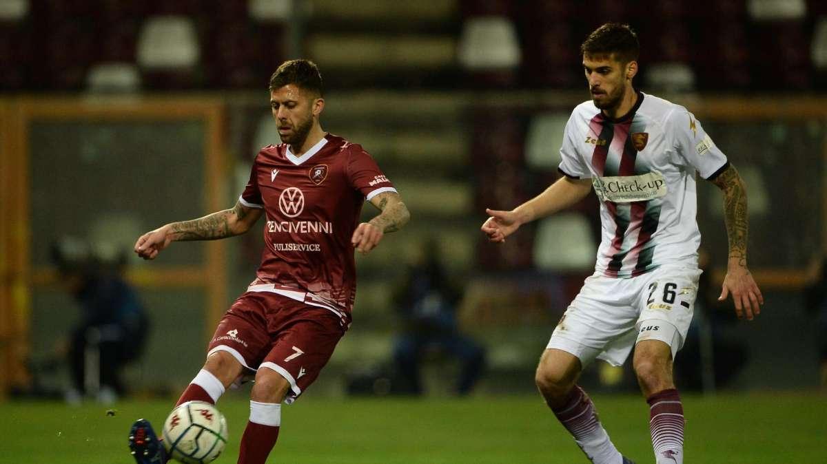 Reggina in versione rullo compressore, 3-0 al Citta e vetta della classifica