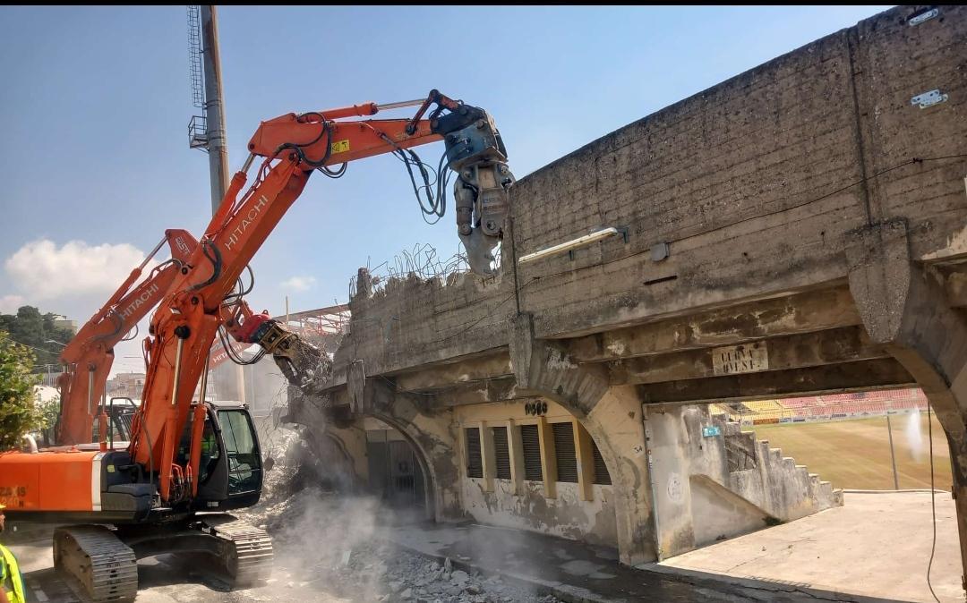 Catanzaro, i lavori avanzano al Ceravolo: giù la Curva Capraro