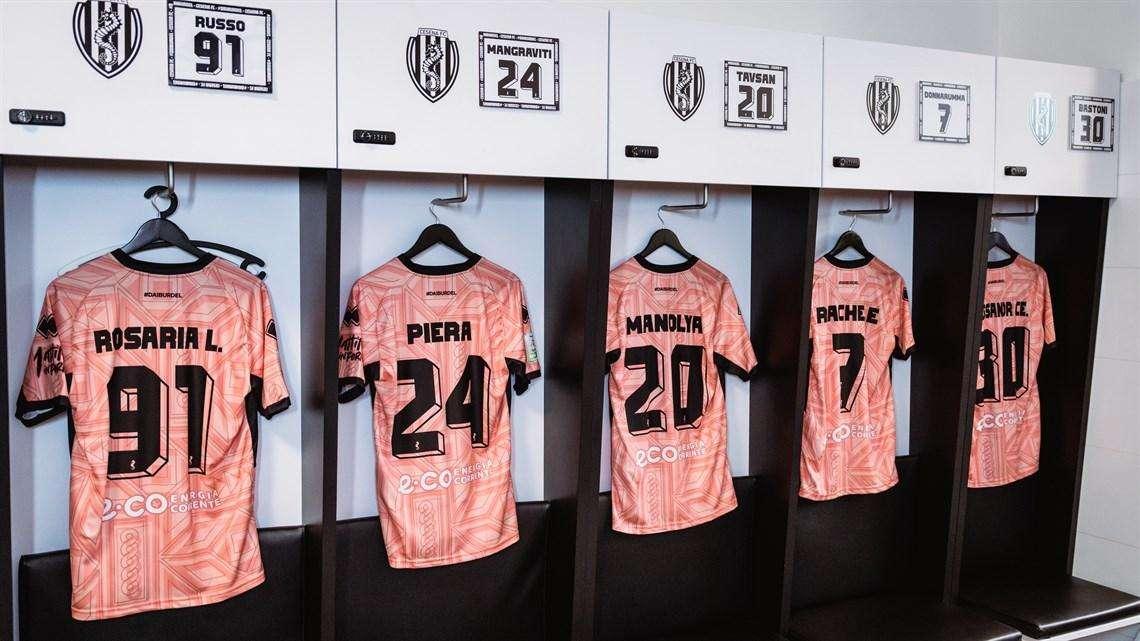 Cosenza-Cesena, maglia speciale: i bianconeri in campo con i nomi delle loro mamme