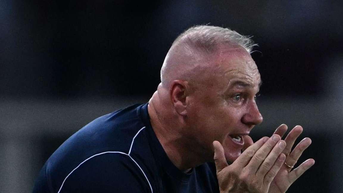 Alvini verso l’addio al Cosenza: “Allenarlo è stato un privilegio, ho messo tutto me stesso. Cosenza vive il calcio in modo unico”.
