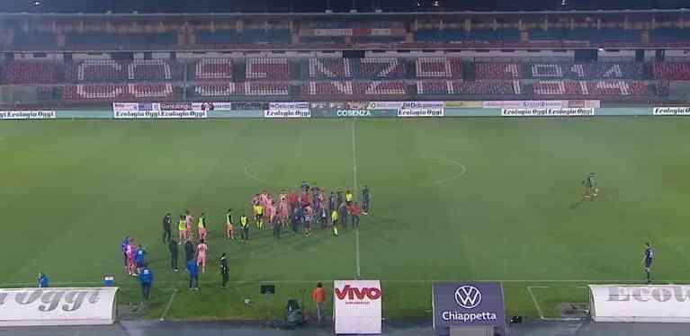 Cosenza-Cesena, ora interviene la Giustizia Sportiva: indagine sui razzi lanciati in campo