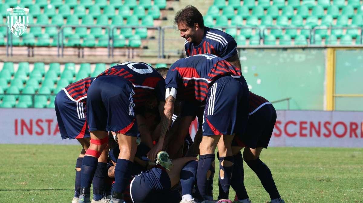 Cosenza travolgente: 4 gol alla capolista e primi tre punti stagionali