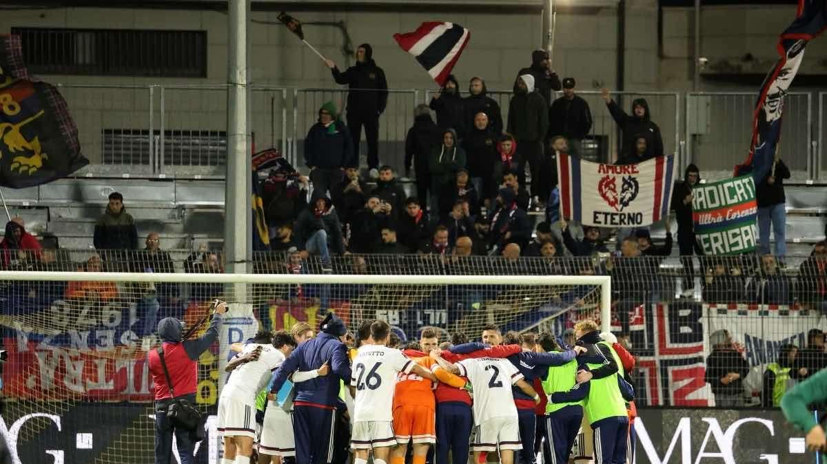 Cosenza da record: due vittorie di fila in trasferta come non accadeva dal 2023