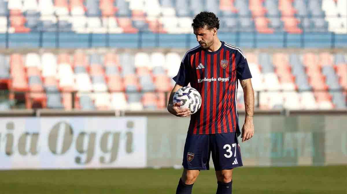 Calciomercato Cosenza, Langella verso l'addio: due club si sfidano per il centrocampista rossoblù