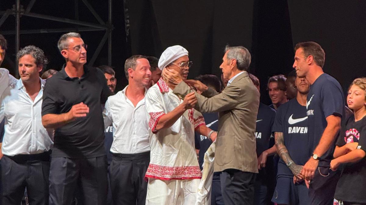 Ravenna, è il Ronaldinho-day. Presentata la squadra, il brasiliano dichiara: "Voglio segnare il primo gol" | LIVE
