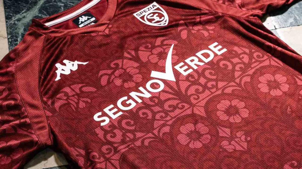 Spezia, svelata la nuova terza maglia: omaggio alla città e alle vetrate Liberty