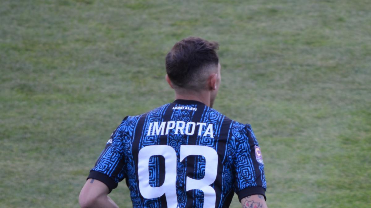 Il jolly silenzioso del pallone: la storia infinita di Riccardo Improta