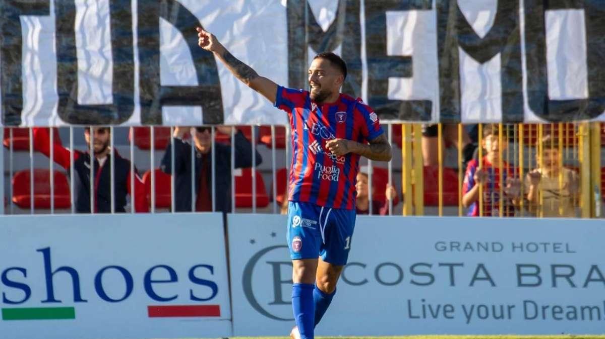 Cosimo Chiric&ograve; esulta con la maglia del Casarano (Credit_ Casarano Calcio)