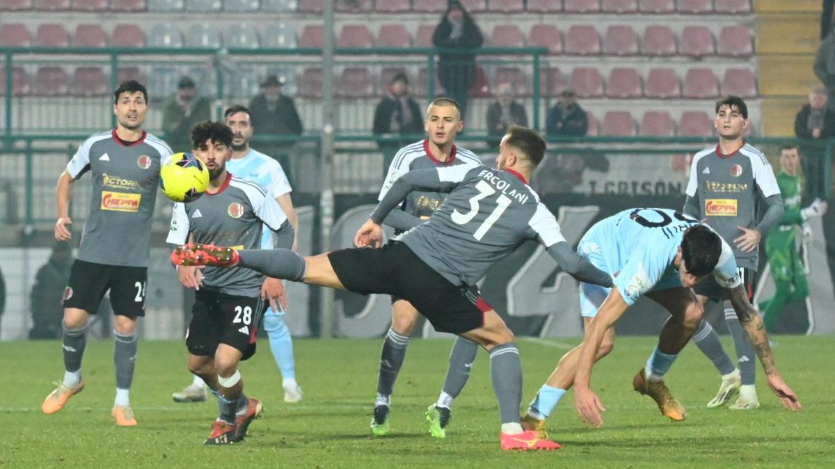 Barletta e Savoia su Ercolani, ma la Pianese vuole trattenerlo: la situazione