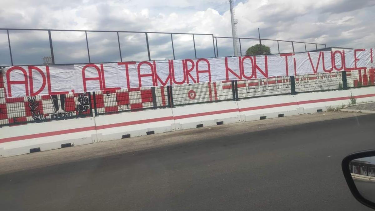 Altamura, striscione dei tifosi contro De Laurentiis: "ADL, non ti vogliamo"