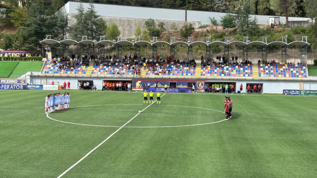 Sorrento-Bari, minuto di silenzio in onore di Sandro Mazzola prima dell'inizio della gara