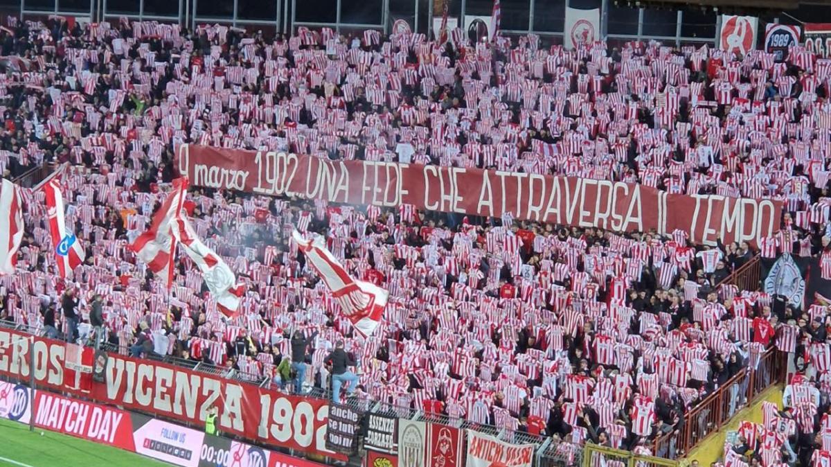 Vicenza, è qui la festa promozione: le immagini dal Menti e in città | FOTO & VIDEO