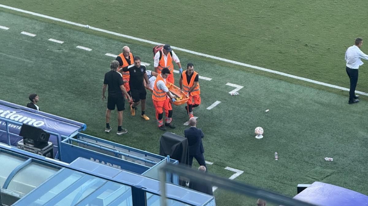 Latina, Riccardi uscito in barella dopo un brutto contrasto di gioco