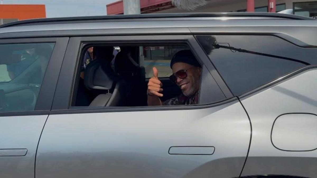 Ravenna, è il Ronaldinho-day: il fantasista è atterrato all'aeroporto di Forlì | LIVE