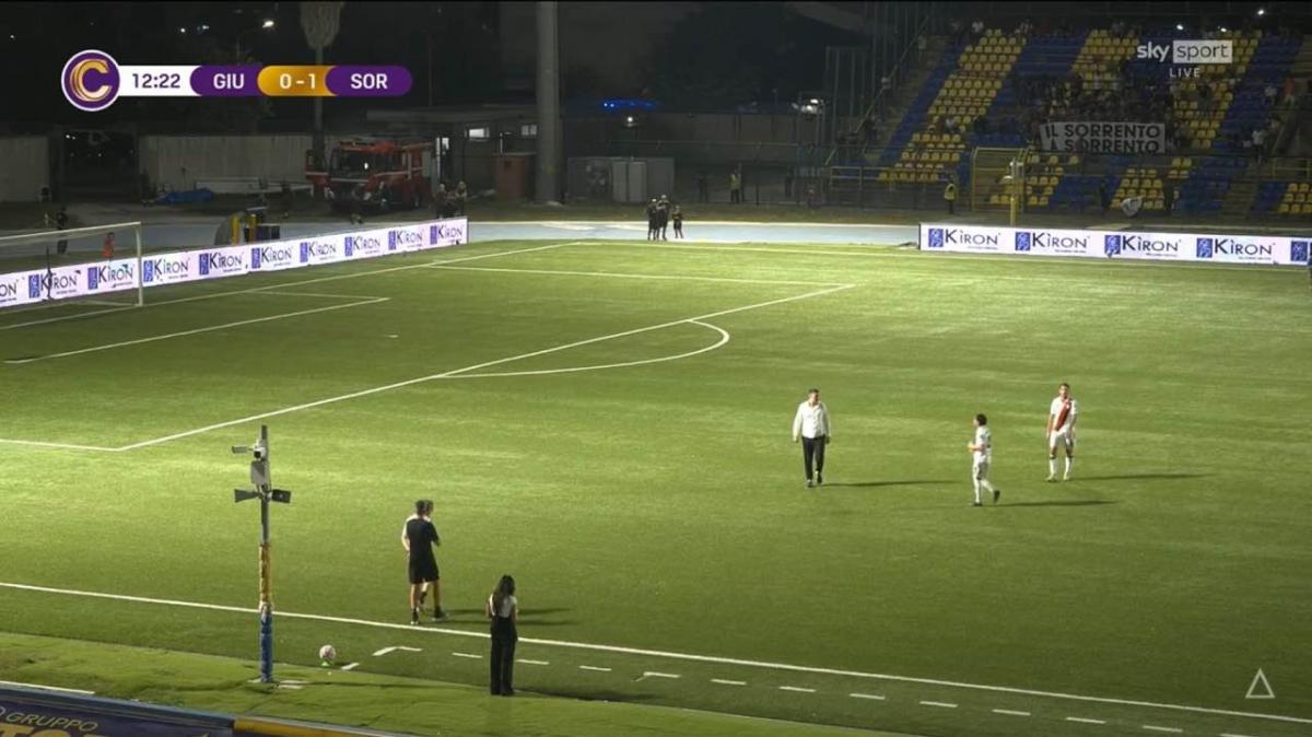 Giugliano-Sorrento, arbitro a terra dopo un contatto: ambulanza in campo
