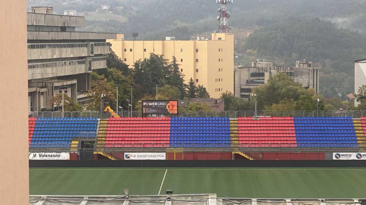 Potenza, il Viviani cambia volto: macchinari al lavoro per la copertura del settore Distinti