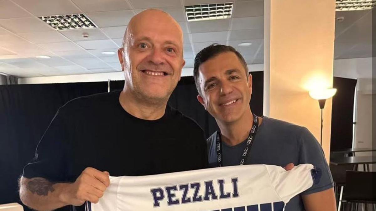 Cavese, maglia speciale consegnata a Max Pezzali