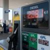 Prezzo Benzina e Diesel | Subito aumenti! Vola il prezzo: ecco perché