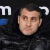 Lazio, Vieri 'cancella' lo stemma della Roma dalla maglia di un tifoso - VIDEO