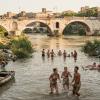 Roma | Farsi il bagno nel Tevere a Ponte Milvio: il piano di Gualtieri