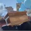 RIVIVI DIRETTA - Funerali Suor Paola | Cori e fumogeni accompagnano la bara - FT&VD