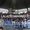Frosinone-Lazio, squadra sotto il settore ospiti prima del riscaldamento - VIDEO