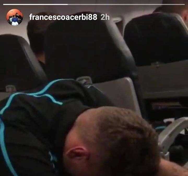 Lazio, Immobile ha paura di volare: Acerbi ci scherza su e canta... - VIDEO