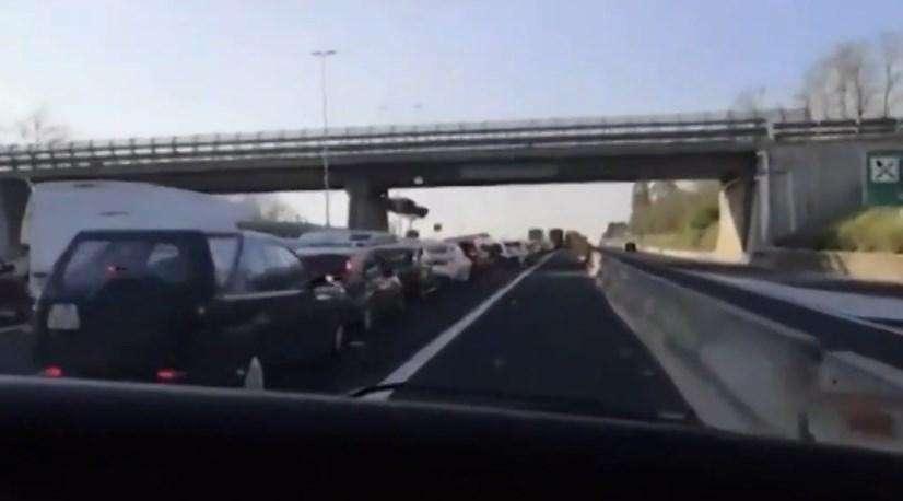 VIDEO - Traffico e code sul GRA per la gita di Pasqua: la denuncia di un operatore sanitario