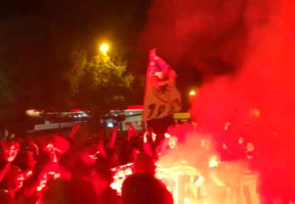 Tifosi Eintracht a Roma, prime tensioni in centro: petardi e aggressioni già dalla serata di ieri