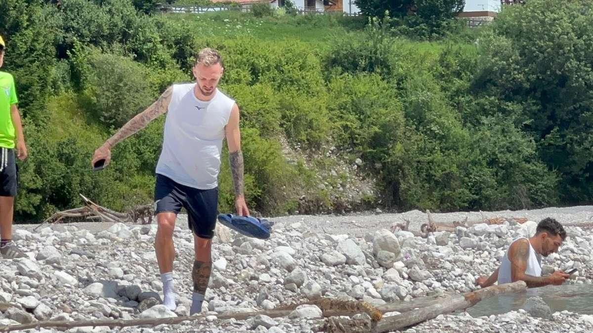 AURONZO GIORNO 3 - Lazio, Cataldi e Lazzari immergono le gambe nel lago - FOTO
