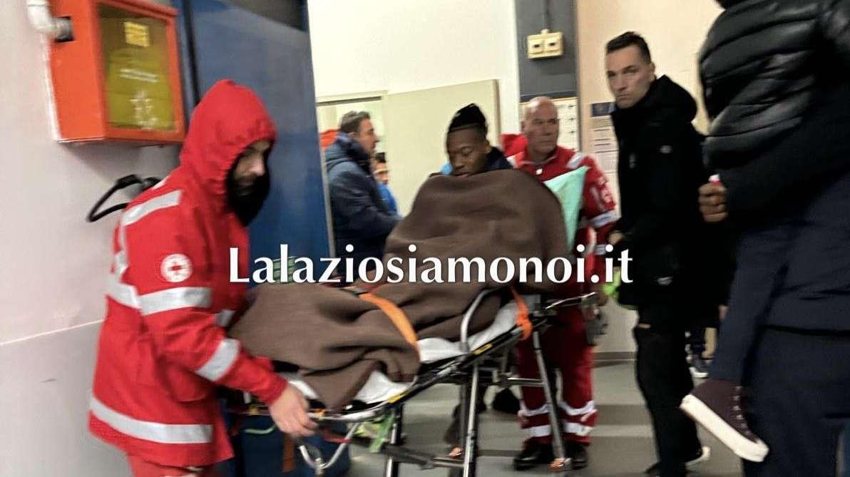 Lazio, Noslin esce in barella: controlli e condizioni nel dettaglio - FOTO