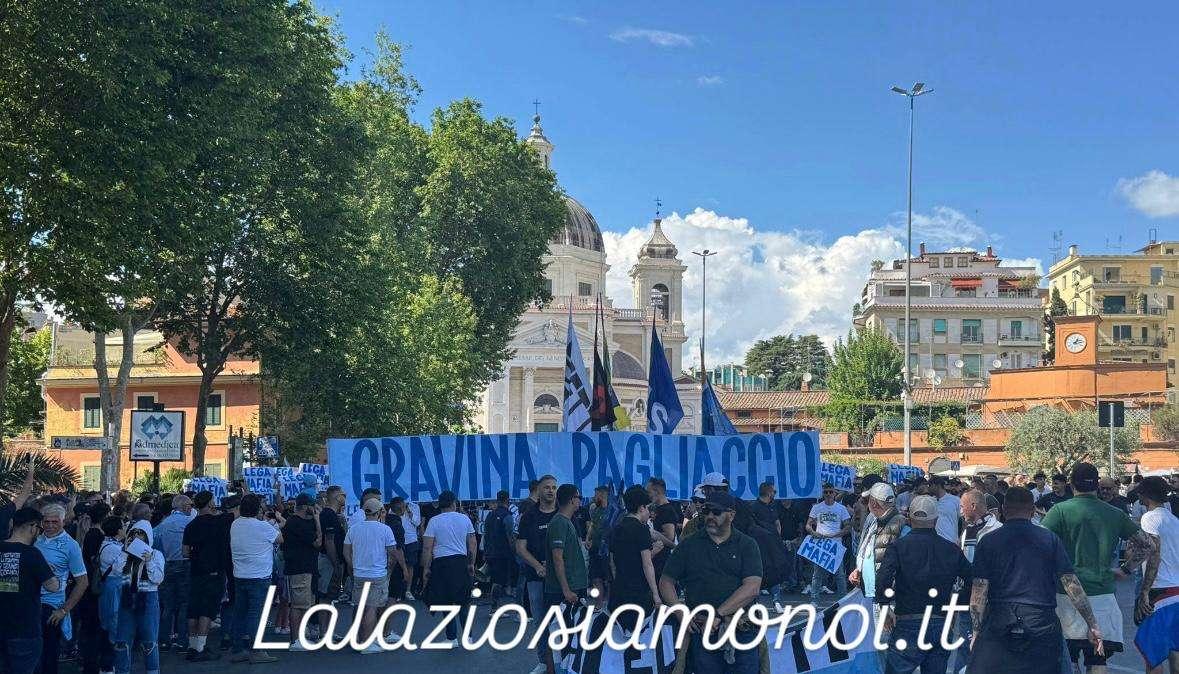 Lazio, i tifosi contro gli arbitri: inizia la contestazione a Ponte Milvio - FOTO&VIDEO