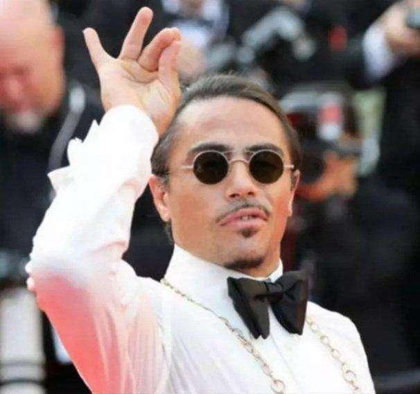 La FIFA tuona contro Salt Bae: "Indebita presenza". E viene aperta un'indagine...