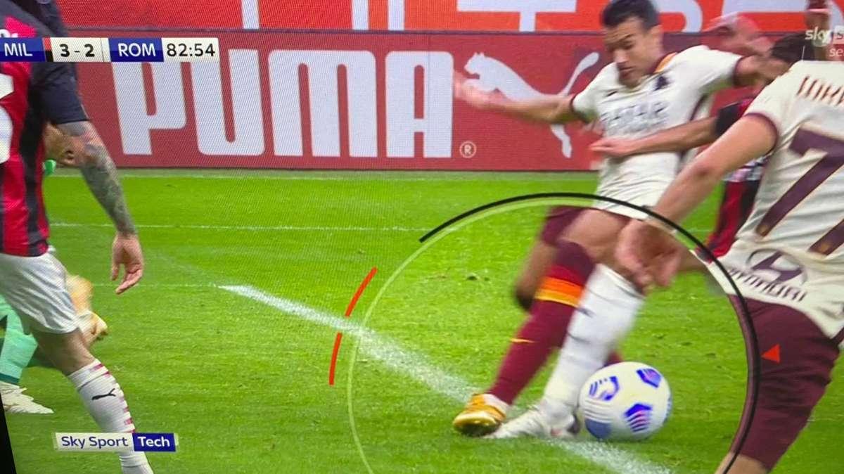 Milan - Roma, Giacomelli colpisce ancora: rigore scandaloso concesso ai giallorossi