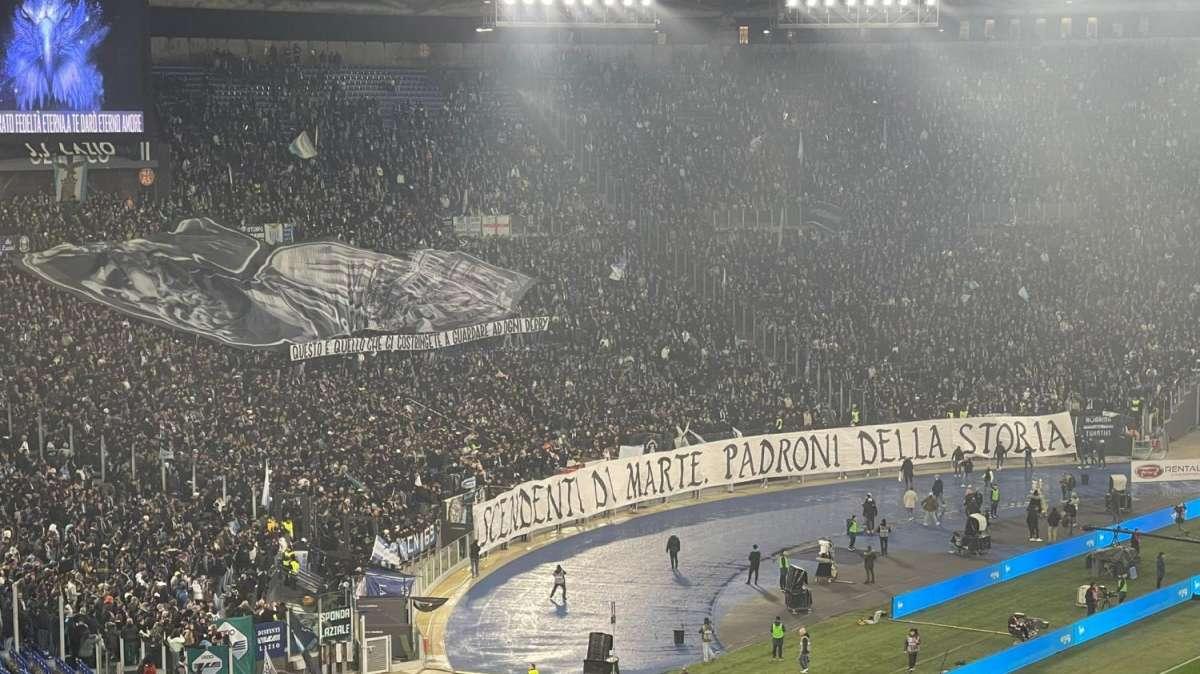 Lazio - Roma, la Nord umilia la Sud: la finta coreografia prima del derby - FOTO