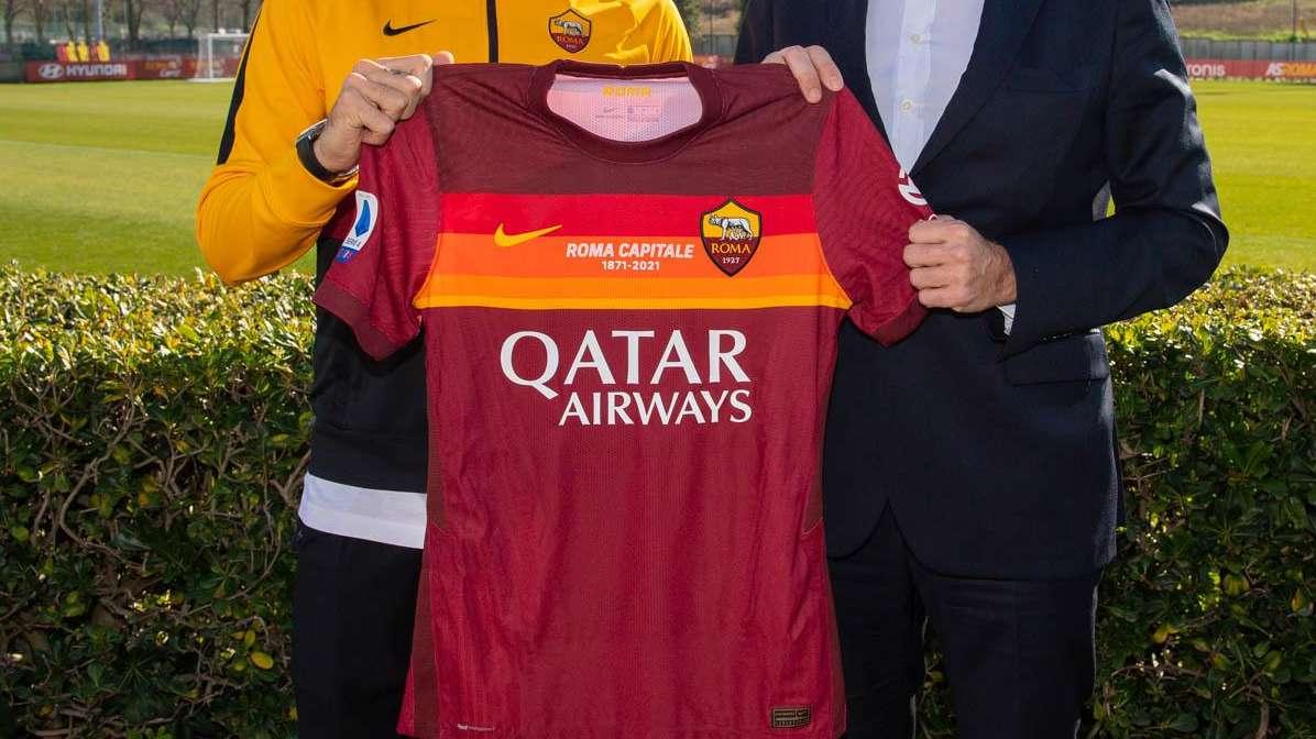 Roma, polemiche per la maglia celebrativa: Comune non informato
