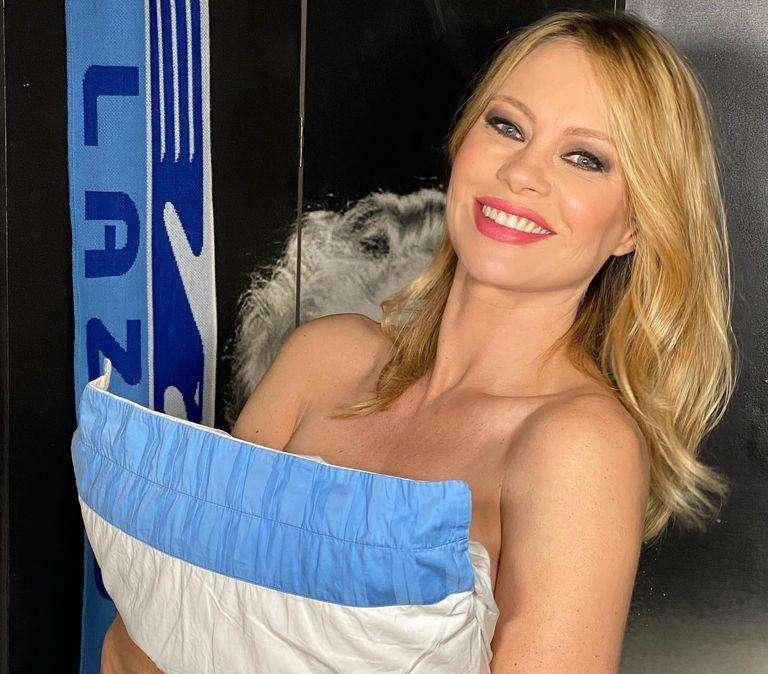 Lazio, l'esultanza hot di Anna Falchi: "Non mollare mai e noi lottiamo" - FT